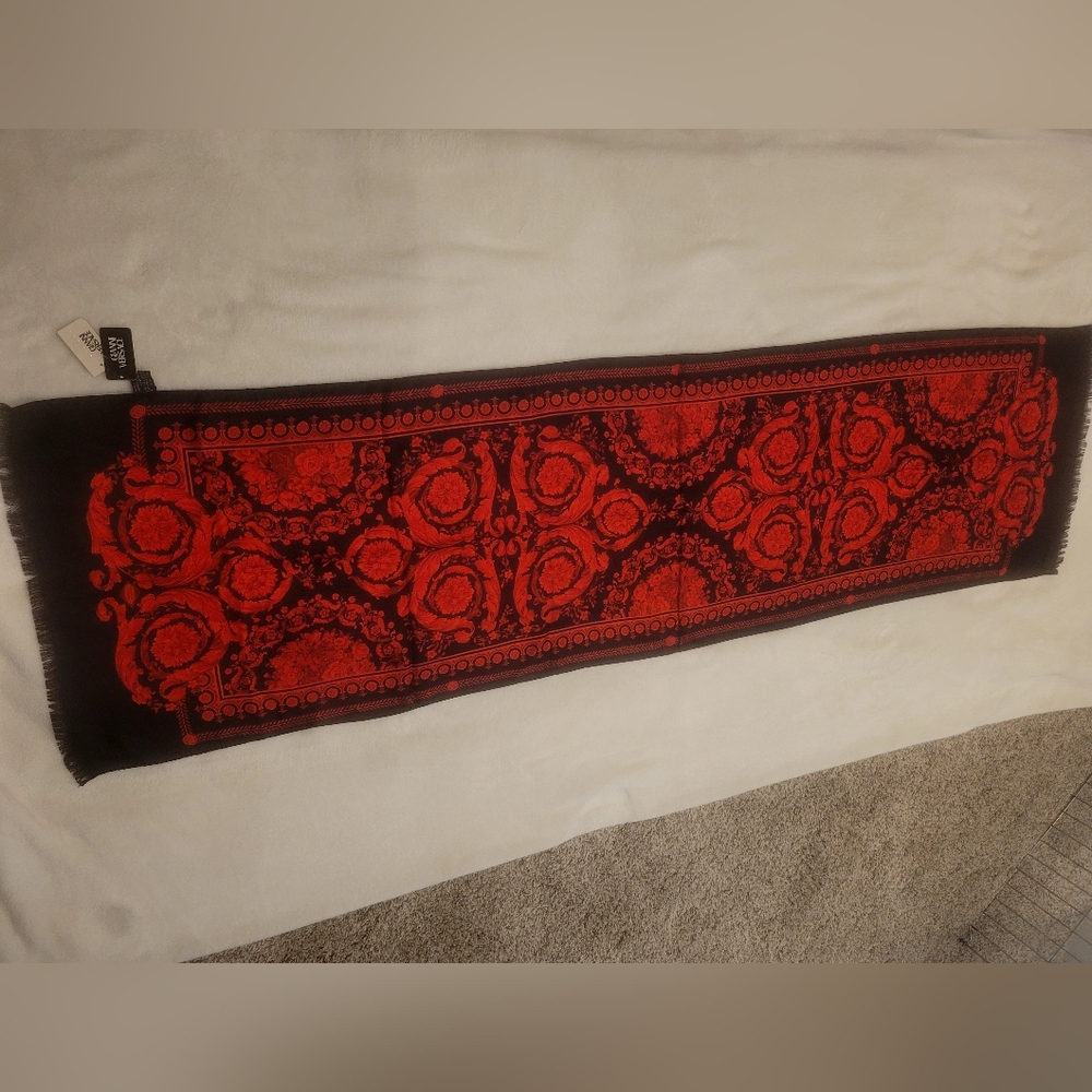 Vintage Gianni Versace! Elegant Red and Black Scarf. Silk!!!